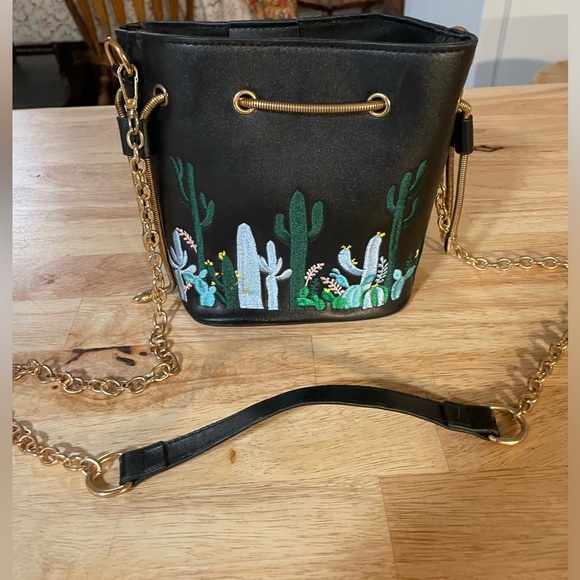 Cactus themed black purse gold tone chain snap close bucket style - Picture 4 of 8